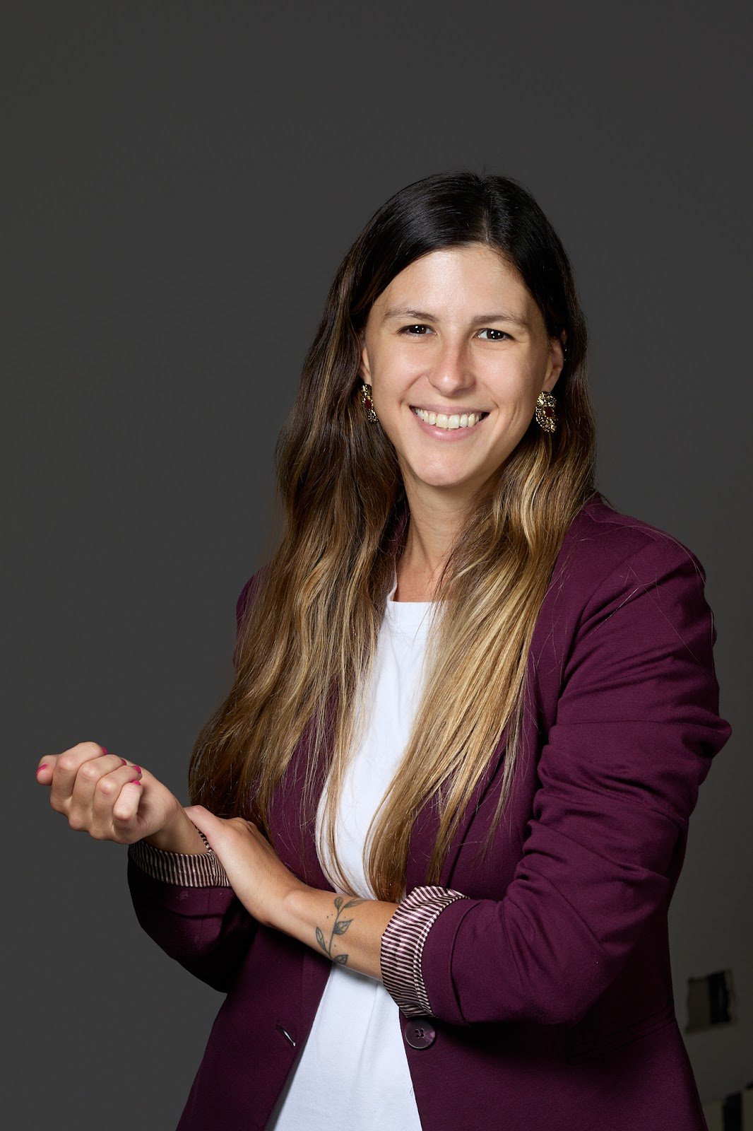 Cande, fundadora de Clap Clap English, sonriendo en un contexto profesional
