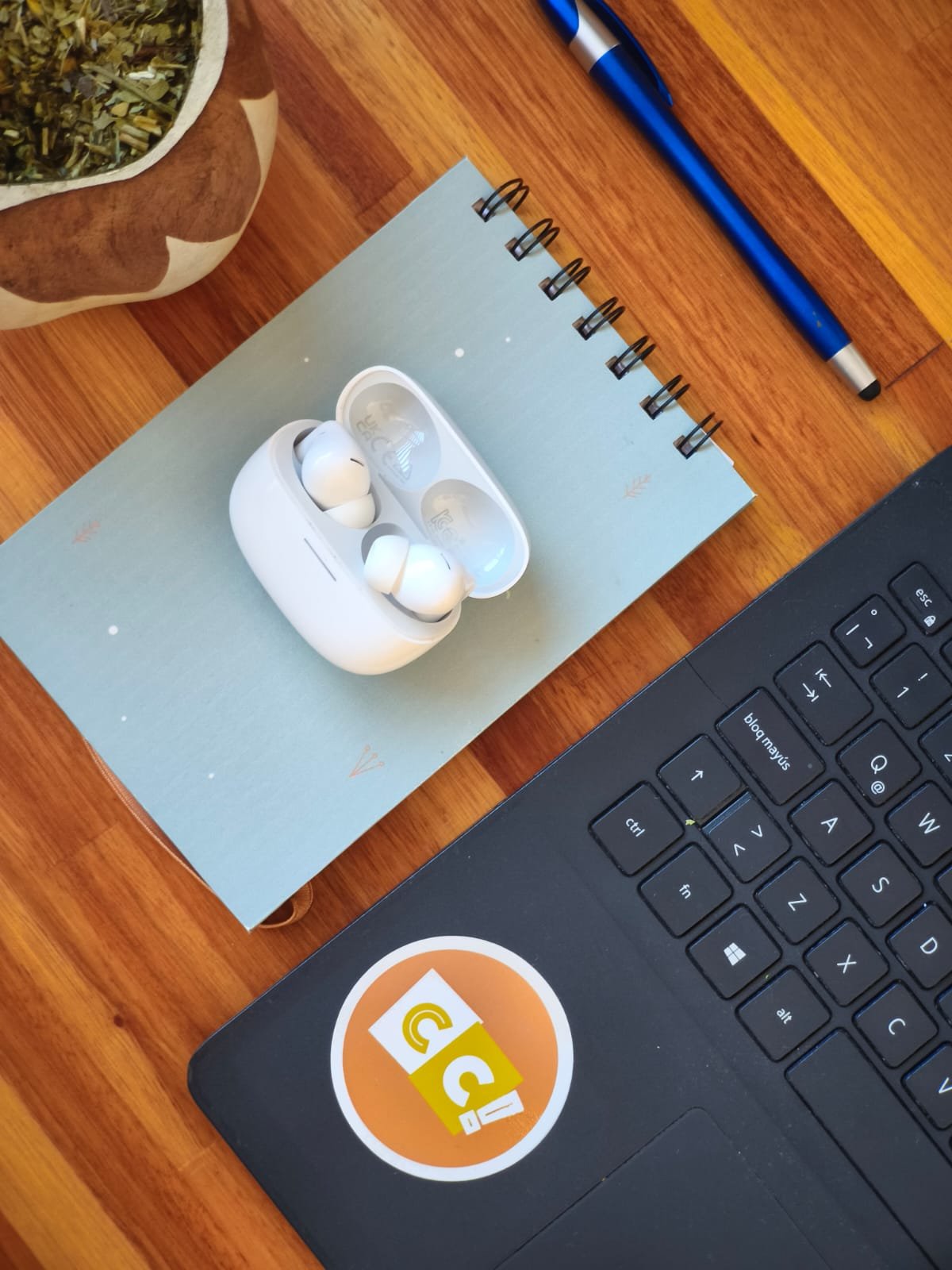 Escritorio de trabajo con laptop de Clap Clap English, notebook y auriculares